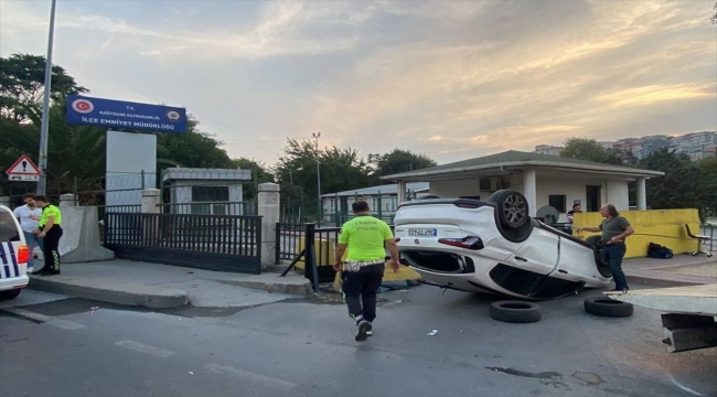 Kağıthane'de refüjü aşan araç ilçe emniyet müdürlüğü önünde ters döndü 