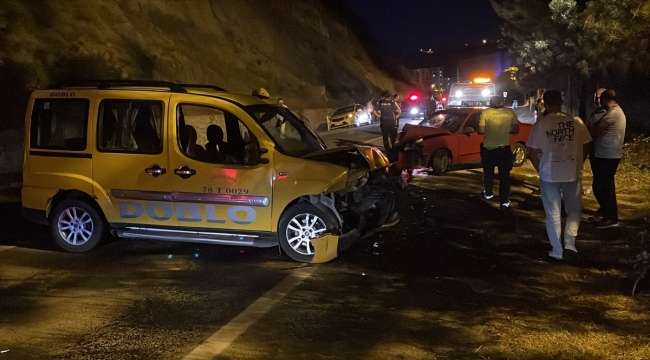 Karabük'te otomobil ile ticari taksi çarpıştı, 3 kişi yaralandı