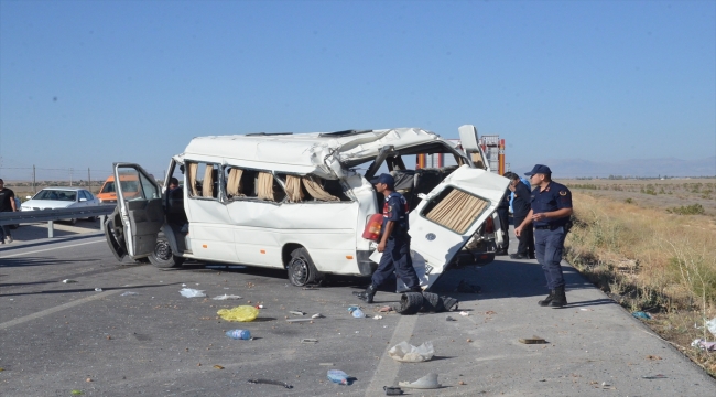 Karaman'da minibüsün devrilmesi sonucu 1 kişi öldü, 10 kişi yaralandı