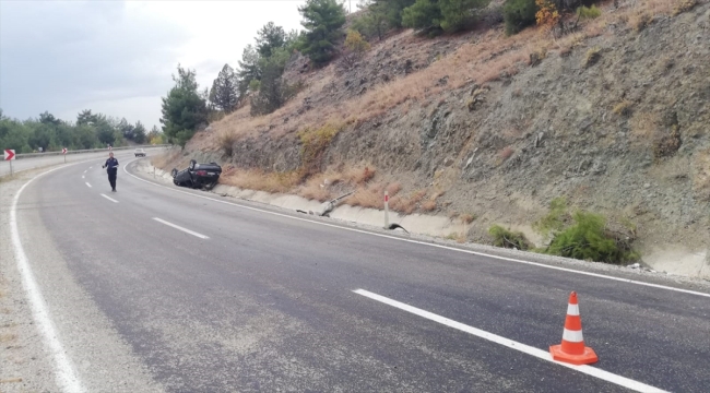 Kastamonu'da devrilen otomobildeki 3 kişi yaralandı