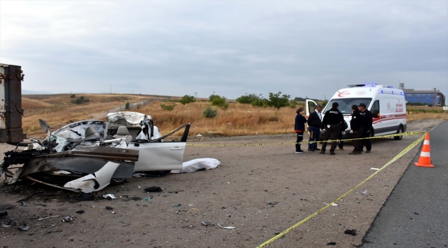 Kırıkkale'de tıra çarpan otomobilin sürücüsü öldü, eşi yaralandı