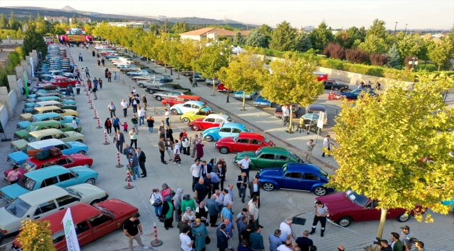 Klasik otomobil tutkunları Konya'da buluştu