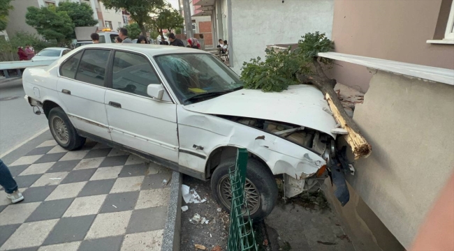 Kocaeli'de balkon duvarına çarpan otomobildeki 2 kişi yaralandı