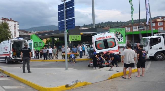 Kocaeli'de otomobille çarpışan ambulanstaki hasta ile sağlık görevlisi yaralandı