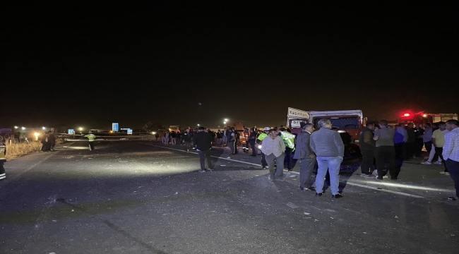 Konya'da iki kamyon ve bir otomobilin karıştığı kazada 2 kişi öldü, 8 kişi yaralandı