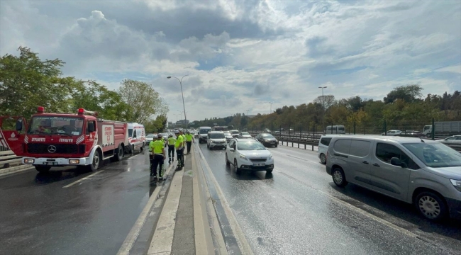 Küçükçekmece'de kamyonetin devrilmesi sonucu 2 kişi yaralandı