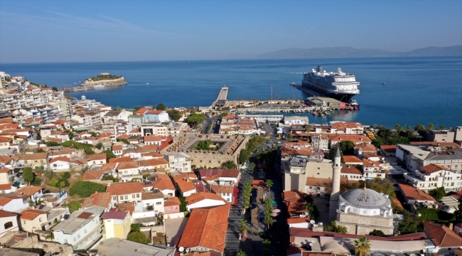 Kuşadası'na dev kruvaziyerle 2 bin 600 turist geldi