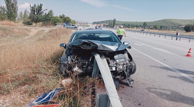 Kütahya'da bariyere saplanan otomobildeki 2 kişi yaralandı