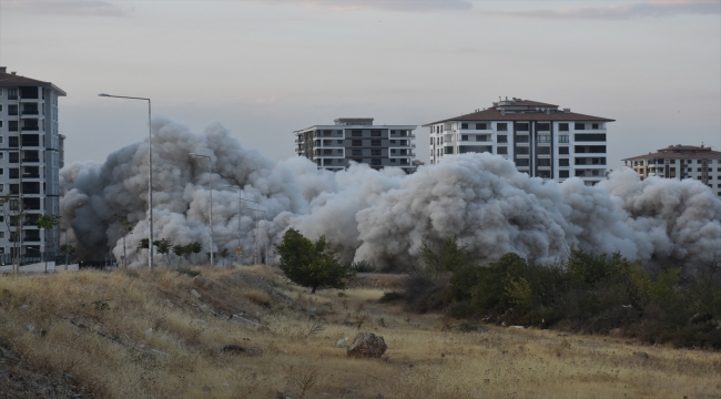 Malatya'da 13 katlı ağır hasarlı bina, patlayıcı kullanılarak yıkıldı