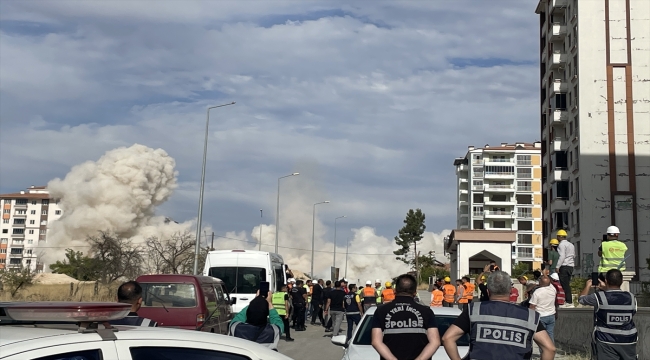 Malatya'da ağır hasarlı 2 bina patlayıcı yardımıyla yıkıldı