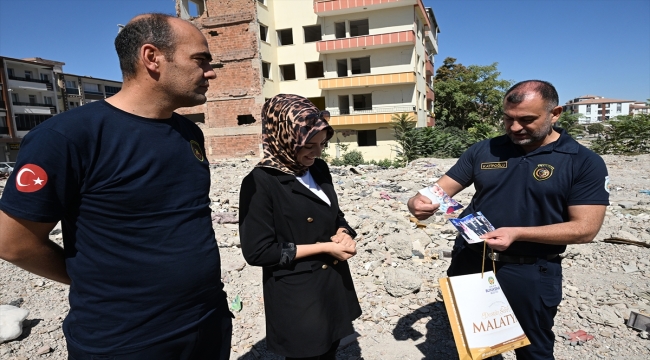 Malatya'da itfaiyeciler depremde enkazdan çıkan özel eşyaları sahibine teslim etti