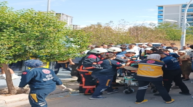 Malatya'da konteynere giren otomobilin sürücüsü yaralandı