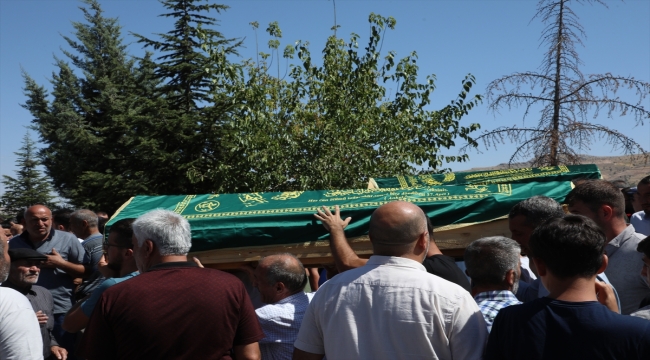 Malatya'daki trafik kazasında ölen aynı aileden 4 kişinin cenazesi defnedildi