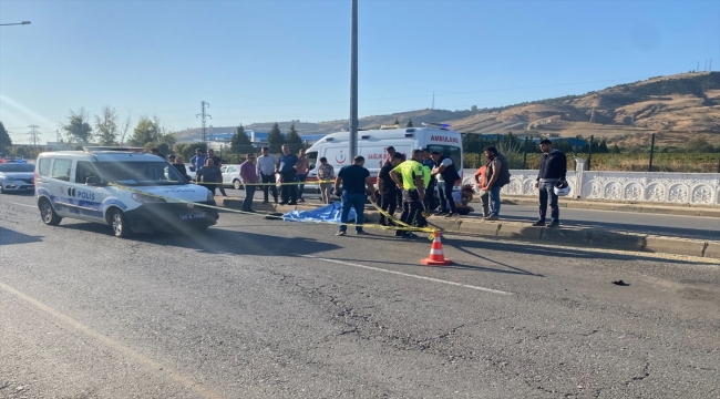 Manisa'da kaldırıma çarparak sürüklenen motosikletteki 2 kişi öldü