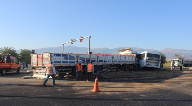 Manisa'da tırın çarptığı işçi servisindeki 23 kişi yaralandı