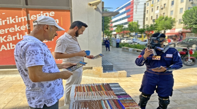 Mersin'de arama kurtarma ekibi özel kostümle orman yangınlarına dikkat çekti