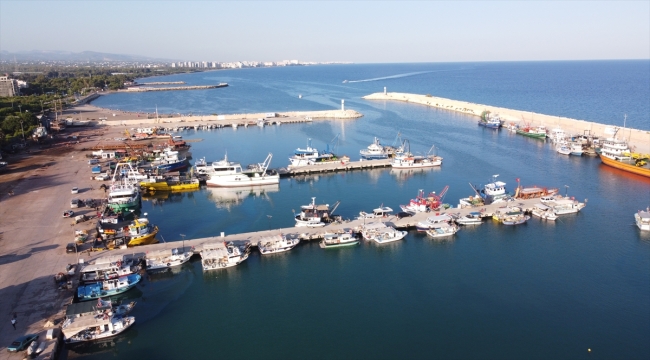 Mersin'de balıkçıların ağına pirinç çuvalları takıldı