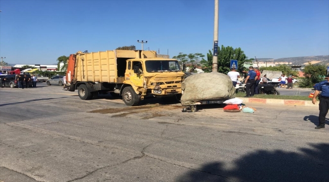 Mersin'de çöp kamyonu ile pikabın çarpışması sonucu 4 kişi öldü