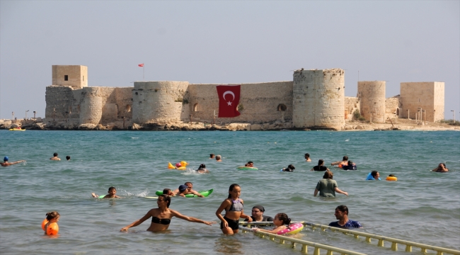 Mersin'deki Kızkalesi'nde tatilci yoğunluğu sürüyor