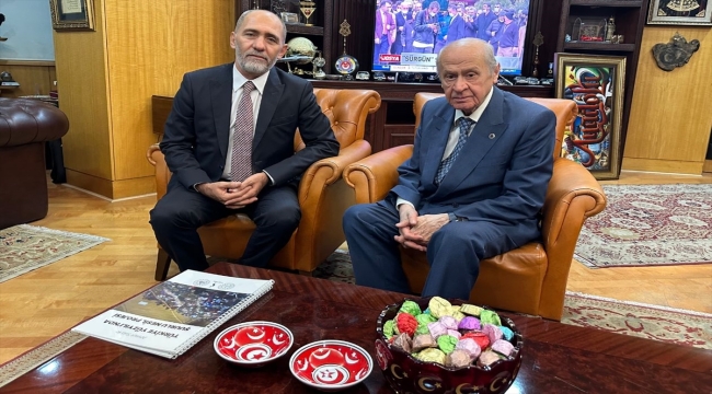 MHP Genel Başkanı Bahçeli'ye "Anadolu" isimli tablo armağan edildi