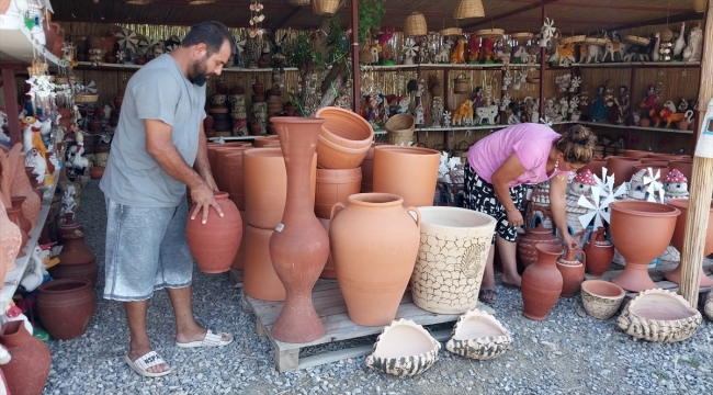 Muğla'da hediyelik eşya dükkanından 35 kiloluk vazoyu çalan şüpheli otomobiliyle ortadan kayboldu