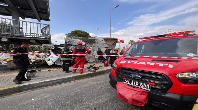 Muğla'da üst geçide çarpan tırın sürücüsü hayatını kaybetti