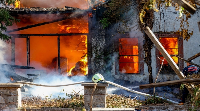 Muğla'da yangın çıkan 2 katlı tarihi ahşap ev kullanılamaz hale geldi