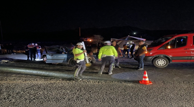 Nevşehir'de kamyon ile otomobilin çarpıştığı kazada 1 kişi öldü, 2 kişi yaralandı