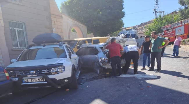 Nevşehir'de minibüsün çarptığı iki yayadan biri öldü, park halindeki 6 araç hasar gördü