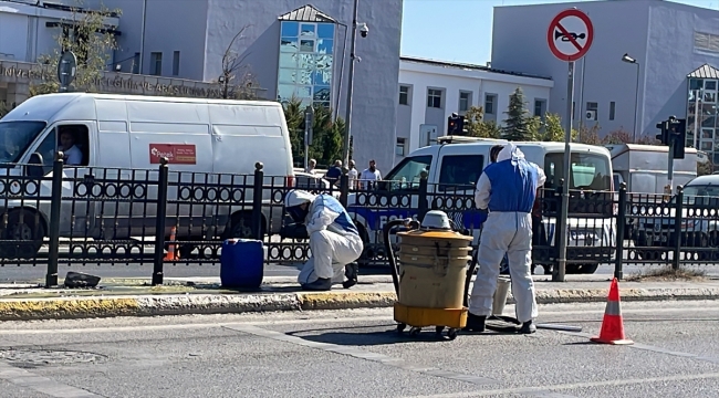 Pendik'te bidondan sızan kimyasal sıvı nedeniyle cadde trafiğe kapatıldı