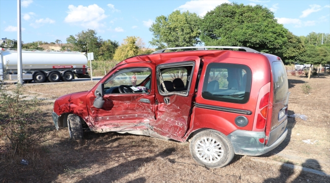 Samsun'da otomobil ile hafif ticari araç çarpıştı, 3 kişi yaralandı