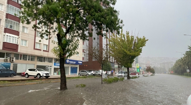 Samsun'da sağanak nedeniyle ev ve iş yerlerini su bastı