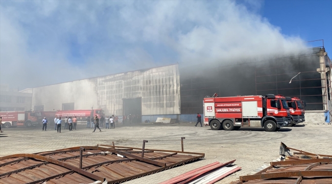 Şanlıurfa'daki geri dönüşüm fabrikasında çıkan yangın söndürüldü 