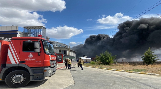 Silivri'de fabrikada çıkan yangına ekipler müdahale ediyor