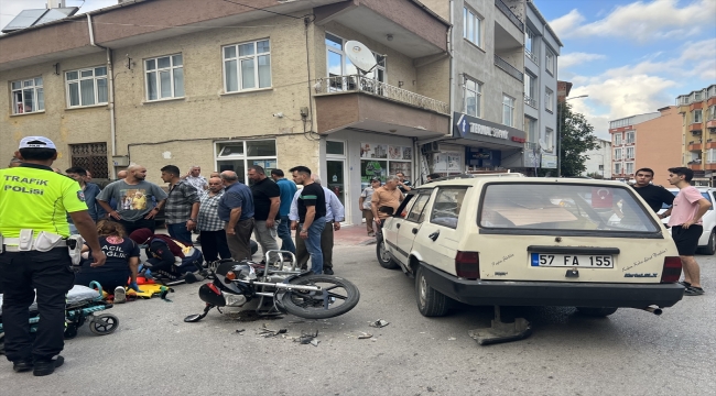 Sinop'ta otomobille çarpışan motosikletteki 2 kişi yaralandı