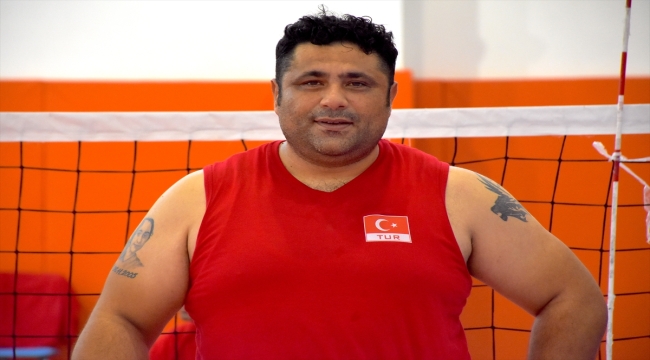 Tavsiyeyle başladığı oturarak voleybolda milli takımın başarısı için ter döküyor