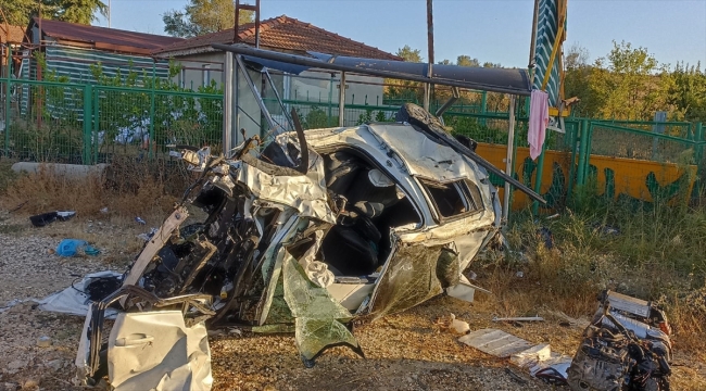 Tekirdağ'da otomobilin durağa çarptığı kazada 1 kişi öldü, 1 kişi ağır yaralandı