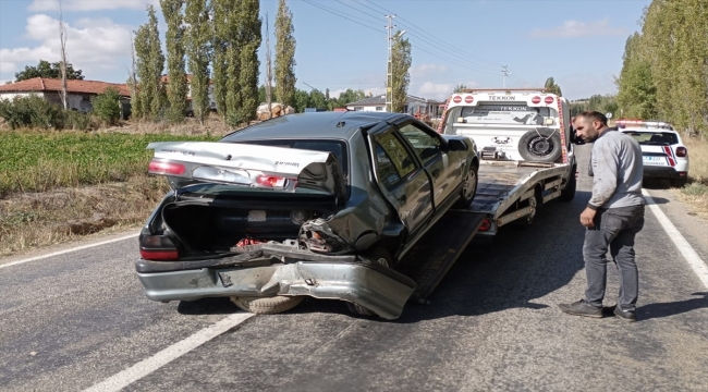 Tokat'ta iki otomobilin çarpıştığı kazada 3 kişi yaralandı