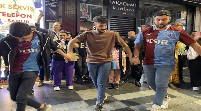 Trabzonspor taraftarları takımlarının galibiyetini horon ve kol bastı oynayarak kutladı