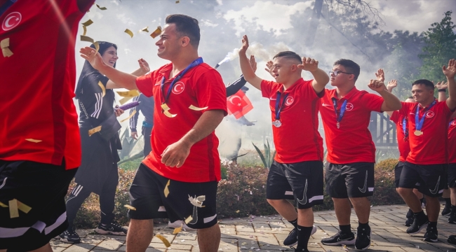 Ümraniye Belediyesinden Down Sendromlu Futsal Milli Takımı'na altın hediyesi