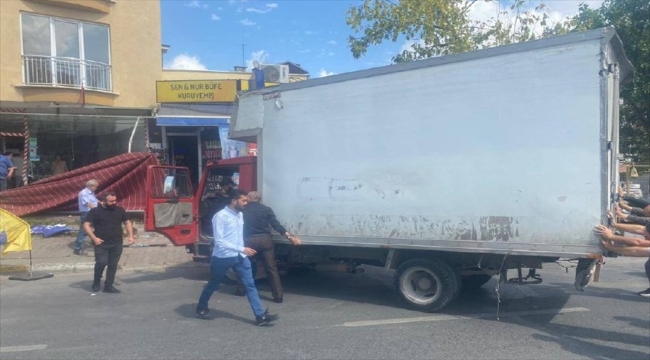 Ümraniye'de yoldan çıkan kamyonet pilavcı dükkanının camına çarptı