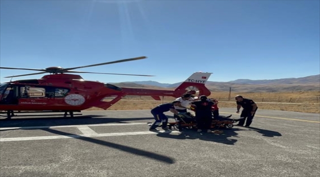 Van'da kırsal mahallede fenalaşan hasta ambulans helikopterle hastaneye ulaştırıldı