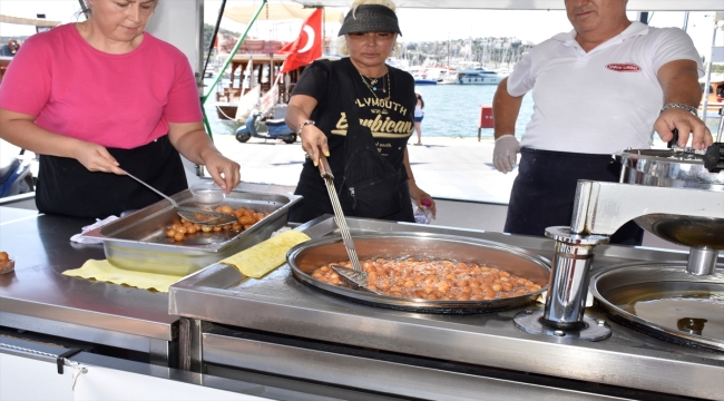 Yonca Evcimik, anne ve babasının hayrına lokma döktürdü