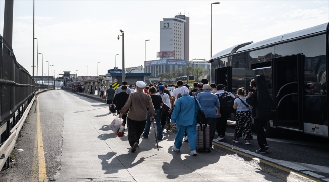 Zeytinburnu'nda arızalanan metrobüsün yolcuları durağa yürüdü 