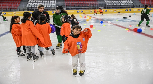 A Milli Kadın Buz Hokeyi Takımı, kız çocuklarıyla buluştu