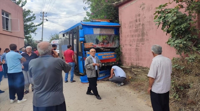 Adana'da evin duvarına çarpan halk otobüsündeki 8 kişi yaralandı