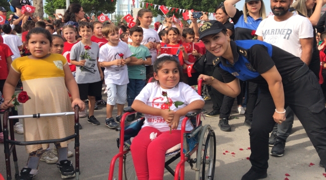 Adana'da polis Cumhuriyet'in 100. yılı kapsamında kortej düzenledi