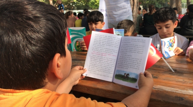 Adana'da polis, öğrencilerle kitap okudu