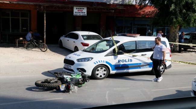 Adana'da yayaya ve minibüse çarpan motosikletin sürücüsü öldü