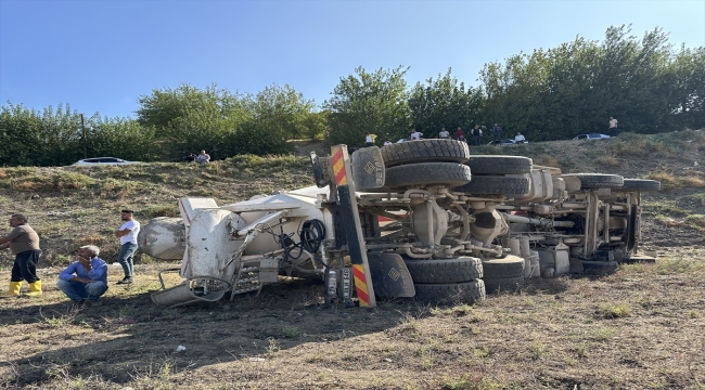 Adıyaman'da devrilen beton mikserinin sürücüsü öldü